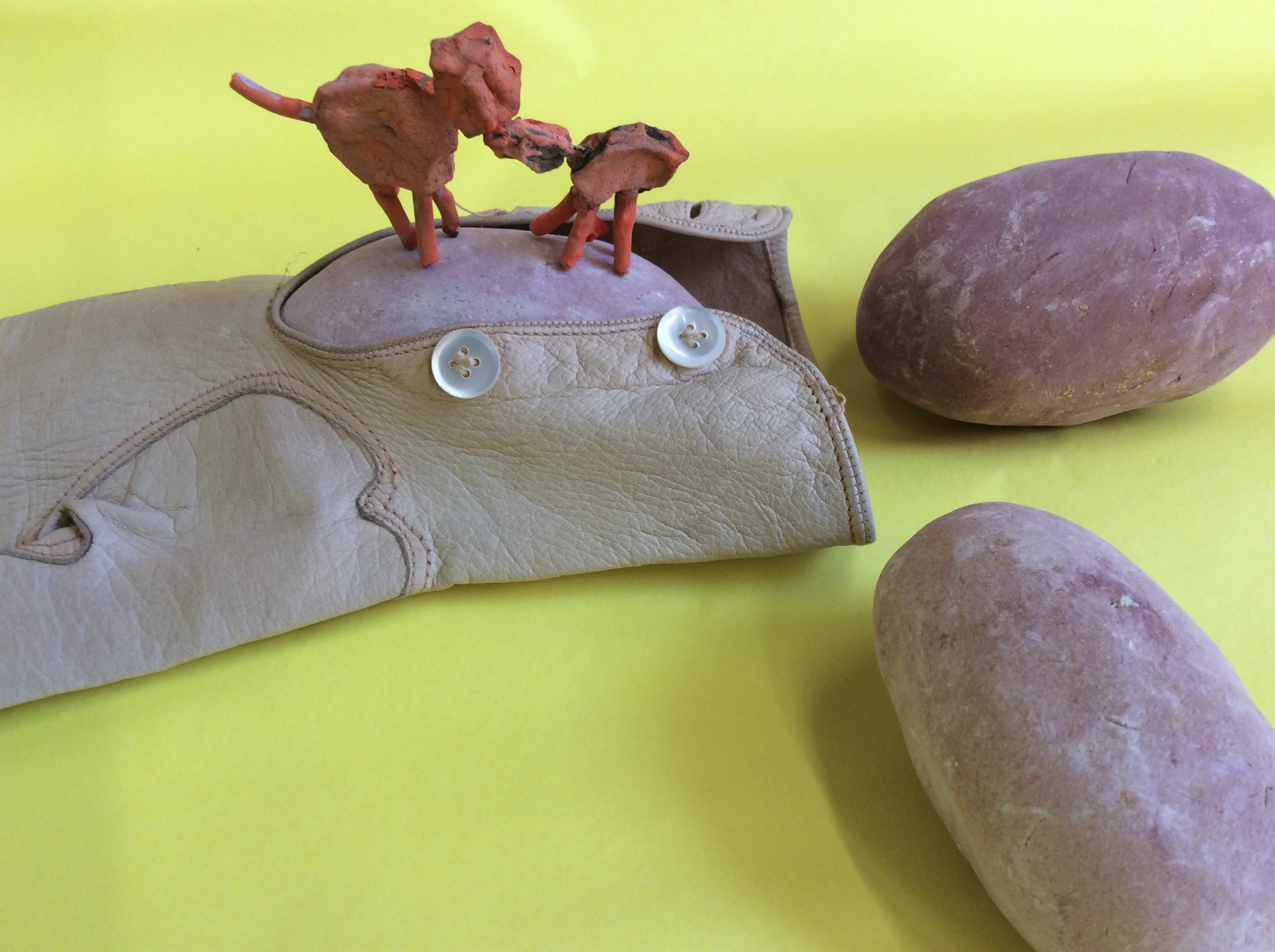 Chantal Hoefs – Zwei Hunde auf Kartoffel in Handschuh